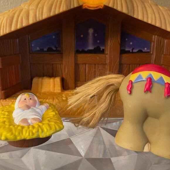 Fisher Price Nativity Musical House with Side Palm Trees and 2 Figures - Picture 5 of 12